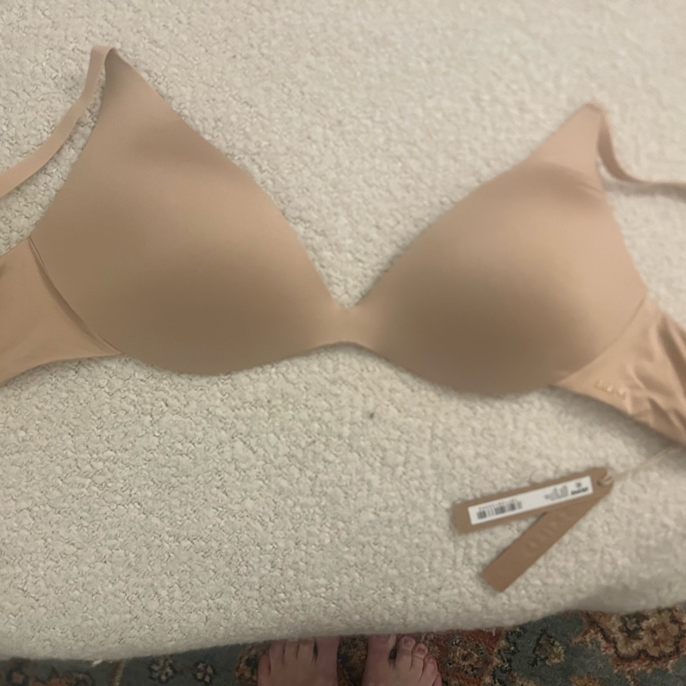 Skims wireless push up bra size 32d NWT